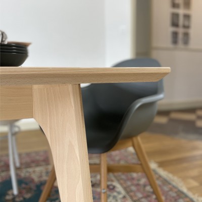 Détail finition haute ébénisterie table scandinave - Brût