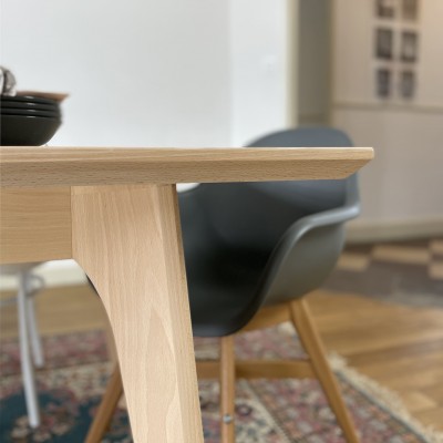 Table scandinave en bois massif