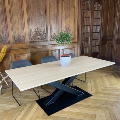 Table contemporaine en bois massif