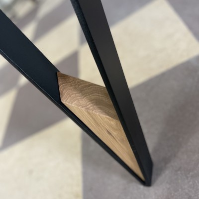 Détail du piètement en acier design thermolaqué de la table Talon - Brût