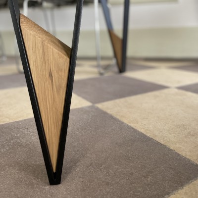 Zoom sur pied en acier noir 2 mm finition haut de gamme table Talon - Brût