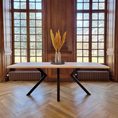 Table contemporaine en bois massif