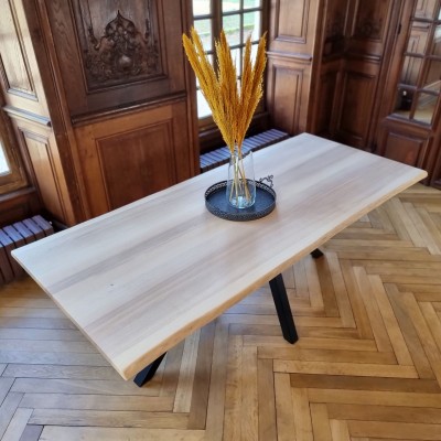 Table contemporaine en bois massif