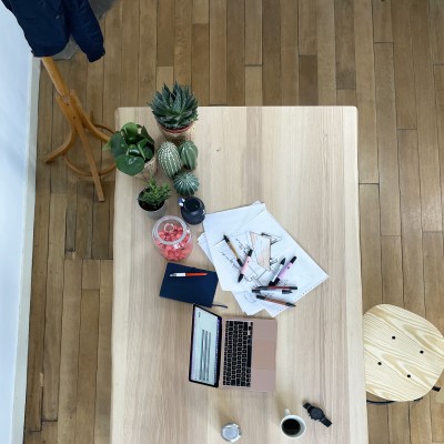 Table minimaliste en bois massif