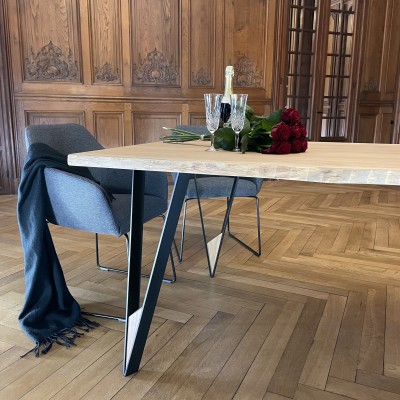 TALON- Dining table made of solid oak