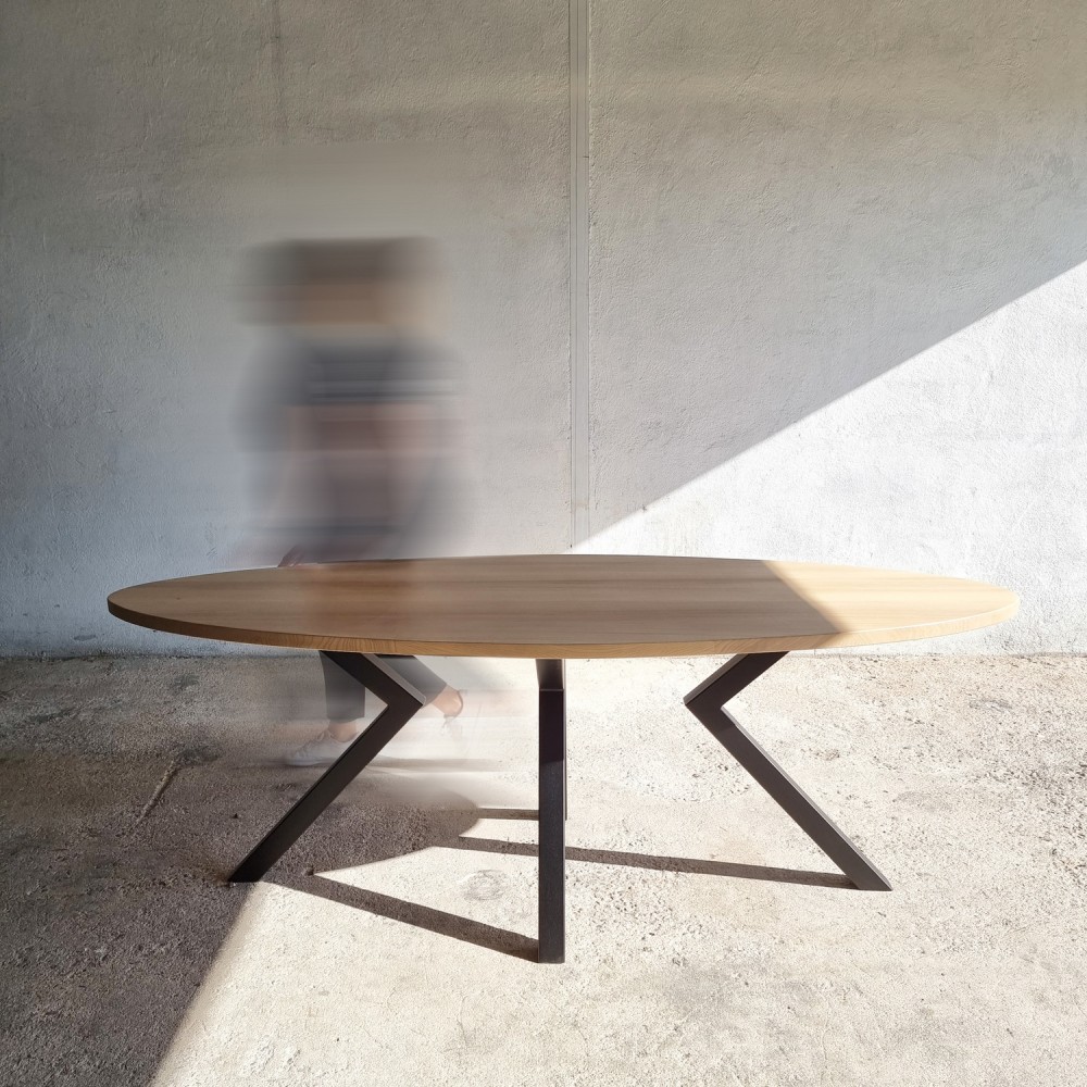 Table ovale en bois massif