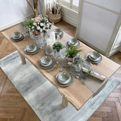 Vue d’ensemble d’une grande table rectangulaire en chêne massif