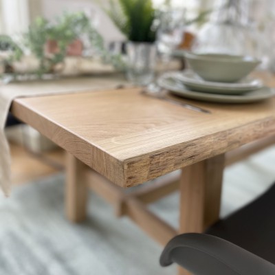 Zoom sur la texture naturelle du bois de chêne massif