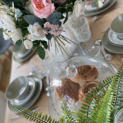 Mise en scène d’une table rustique en chêne massif décorée
