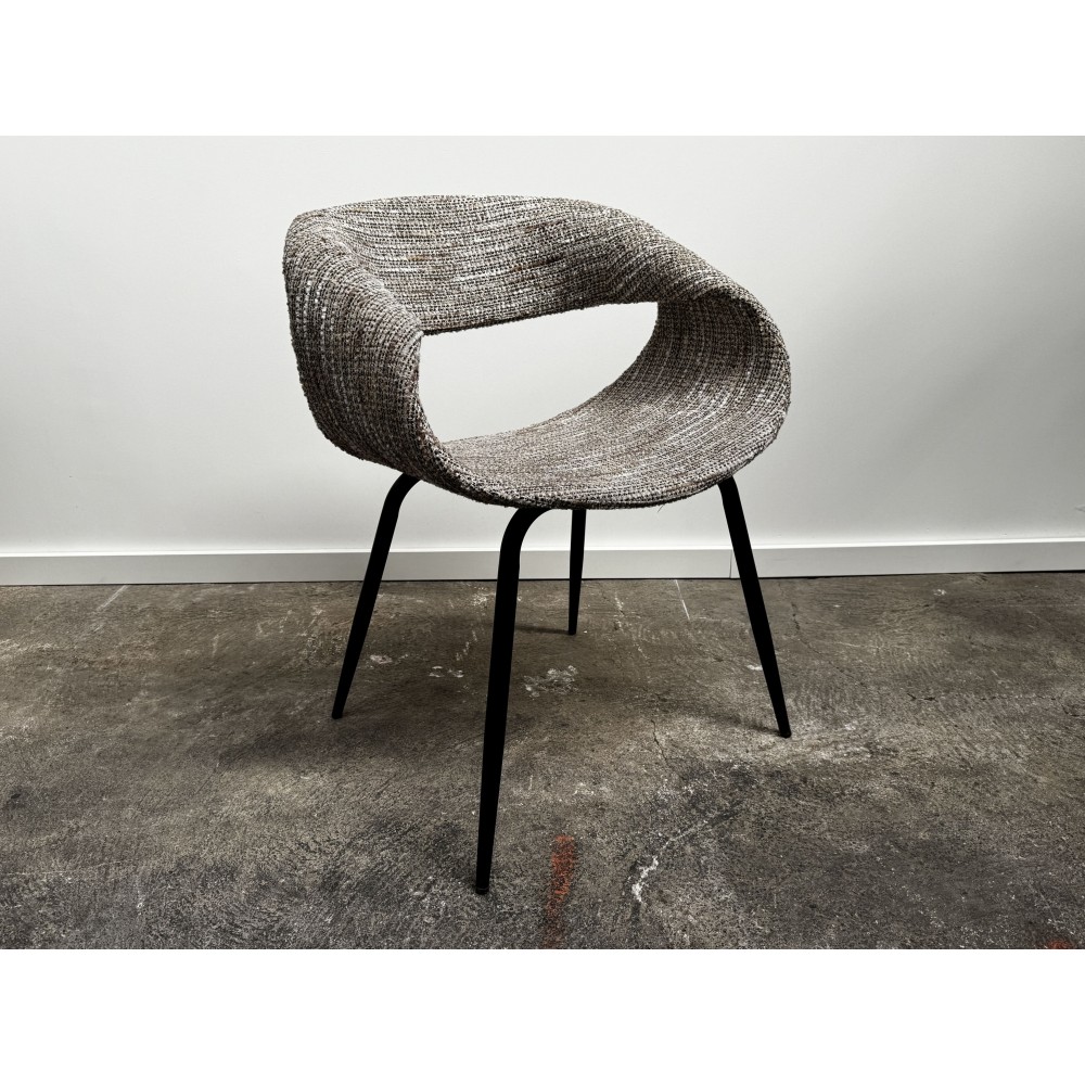 Vue d’ensemble chaise haut de gamme assise bouclette et pieds métal Vue d’ensemble chaise haut de gamme assise bouclette et pieds métal