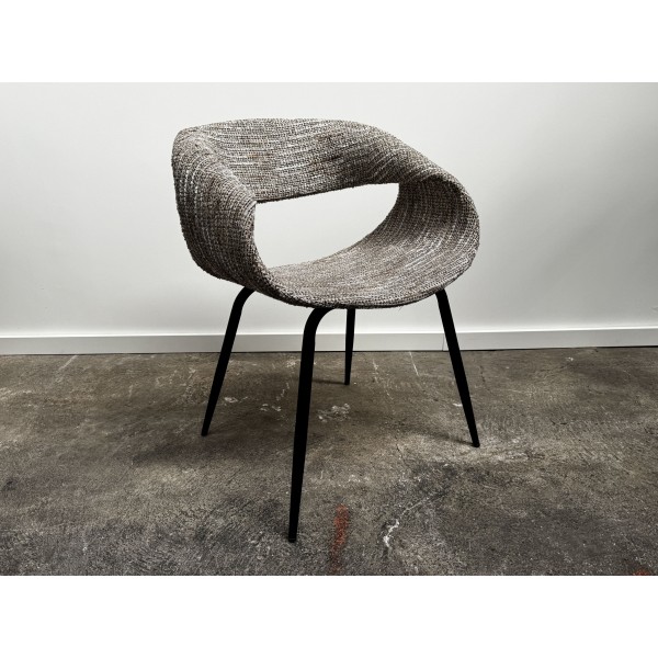 Vue d’ensemble chaise haut de gamme assise bouclette et pieds métal