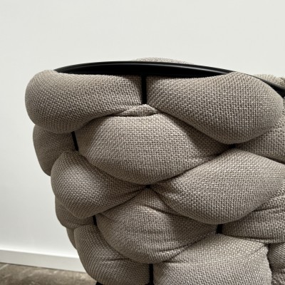 Détail du dossier tressé volumineux effet capitonné chaise design gris clair Détail du dossier tressé volumineux effet capitonné chaise design gris clair