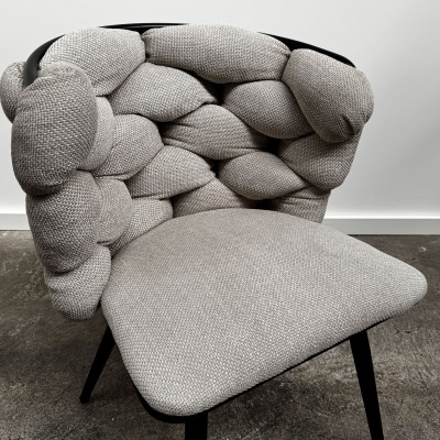 Chaise design haut de gamme en tissu texturé gris clair et structure acier noir Chaise design haut de gamme en tissu texturé gris clair et structure acier noir