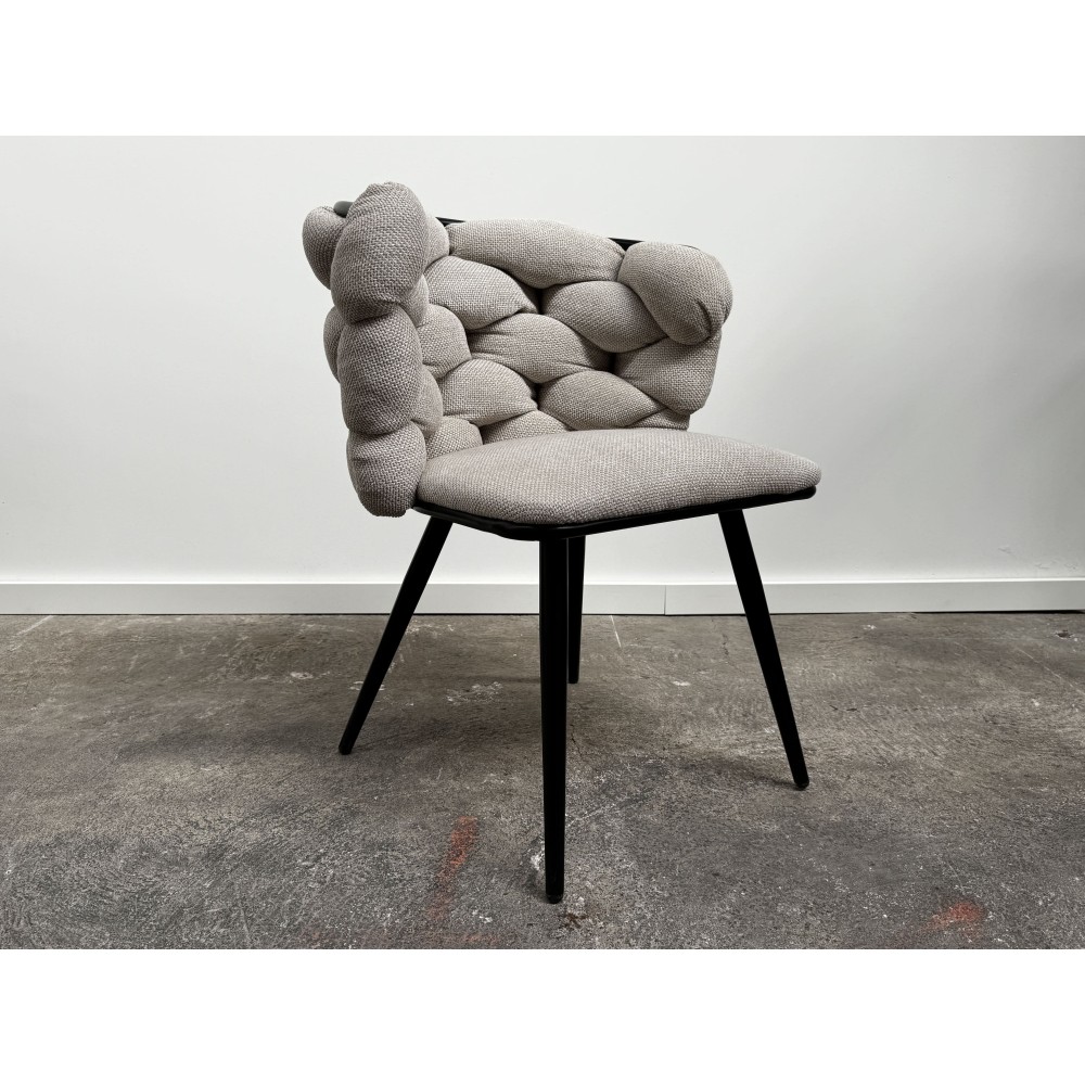 Chaise design tressée en tissu gris clair avec pieds fins en acier noir Chaise design tressée en tissu gris clair avec pieds fins en acier noir