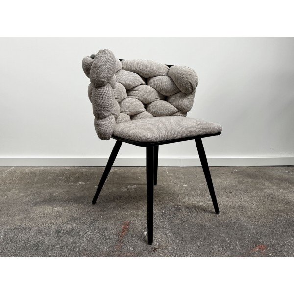 Chaise design tressée en tissu gris clair avec pieds fins en acier noir