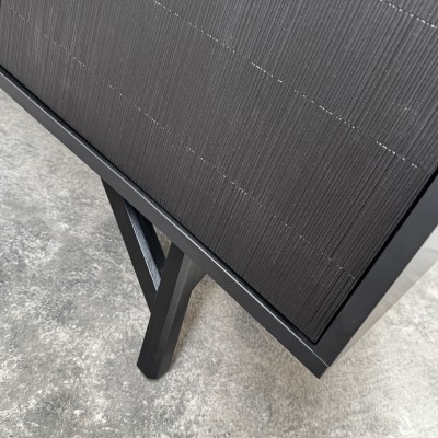 Détail du piètement en acier thermolaqué de l’enfilade Ciselé Détail du piètement en acier thermolaqué de l’enfilade Ciselé