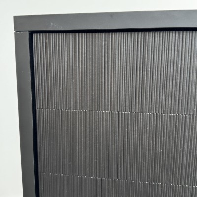 Zoom sur la façade sculptée Ciselé de l’enfilade noire design Zoom sur la façade sculptée Ciselé de l’enfilade noire design