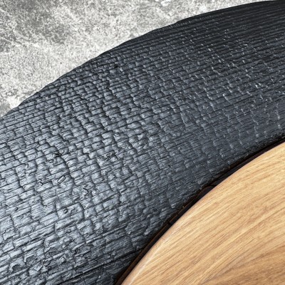 Contour en chêne brûlé travaillé selon la technique Shou Sugi Ban Contour en chêne brûlé travaillé selon la technique Shou Sugi Ban