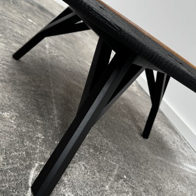Zoom sur le piètement en chêne laqué noir de la table basse Brût Zoom sur le piètement en chêne laqué noir de la table basse Brût