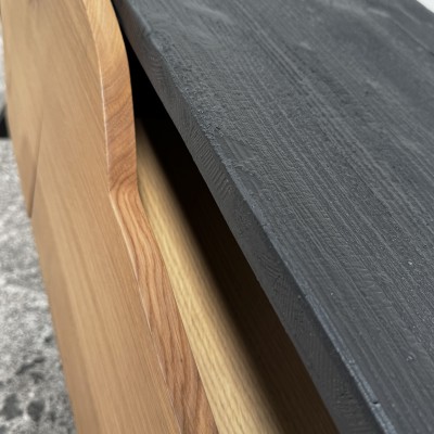 Détail du chêne massif brûlé Shou Sugi Ban – meuble TV YAKI Détail du chêne massif brûlé Shou Sugi Ban – meuble TV YAKI