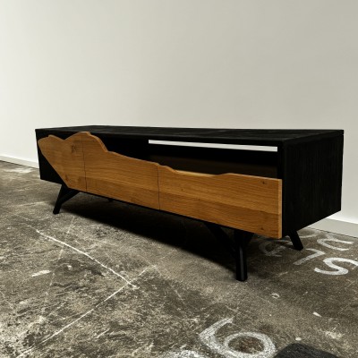 Texture du chêne massif brûlé Shou Sugi Ban – meuble TV YAKI Texture du chêne massif brûlé Shou Sugi Ban – meuble TV YAKI