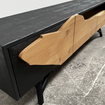 Détail de la façade sculptée du meuble TV YAKI en chêne massif Détail de la façade sculptée du meuble TV YAKI en chêne massif