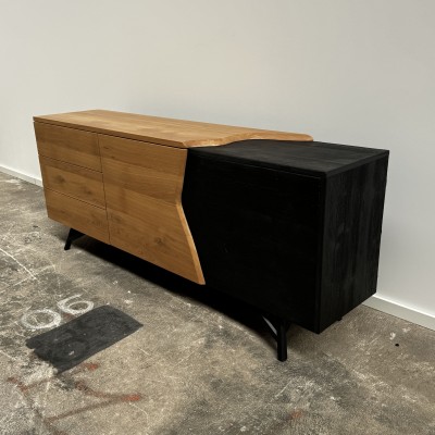 Enfilade YAKI en chêne massif et Shou Sugi Ban – vue d’angle