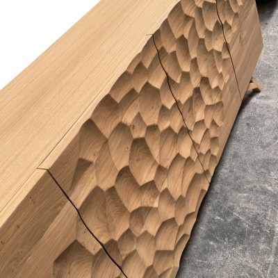 Détail des façades sculptées à la main de l’enfilade FRAGMENT en chêne massif haut de gamme Détail des façades sculptées à la main de l’enfilade FRAGMENT en chêne massif haut de gamme