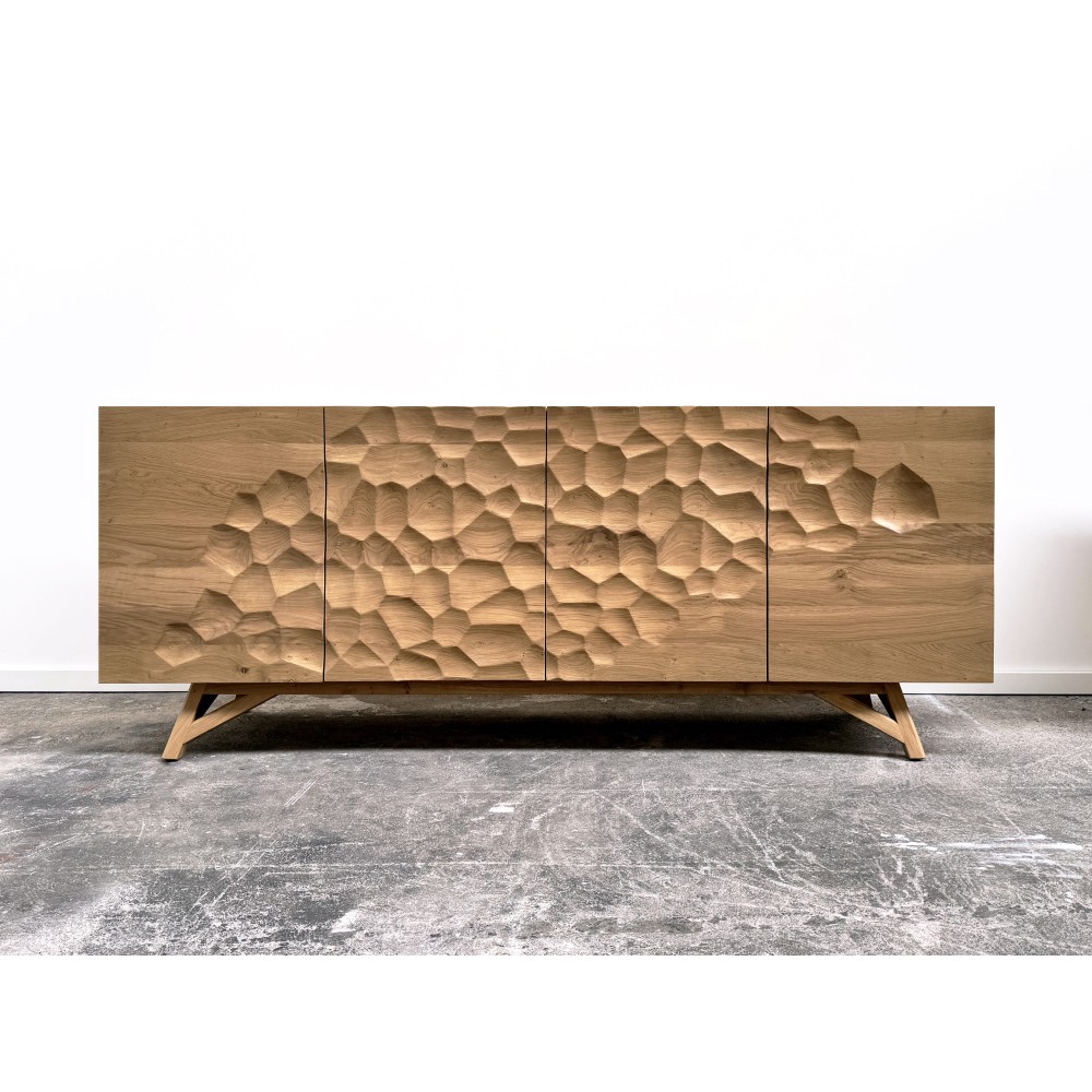 Vue de face de l’enfilade FRAGMENT en chêne massif sculpté, design haut de gamme contemporain Vue de face de l’enfilade FRAGMENT en chêne massif sculpté, design haut de gamme contemporain