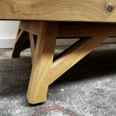 Pied en chêne massif de l’enfilade FRAGMENT, finition de haute ébénisterie française Pied en chêne massif de l’enfilade FRAGMENT, finition de haute ébénisterie française