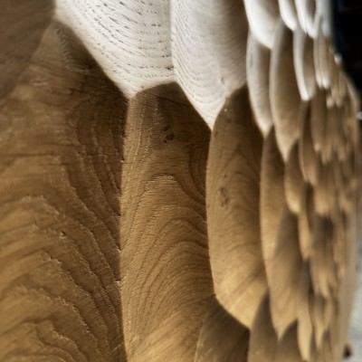 Gros plan sur les façades sculptées en relief de l’enfilade FRAGMENT en chêne massif Gros plan sur les façades sculptées en relief de l’enfilade FRAGMENT en chêne massif