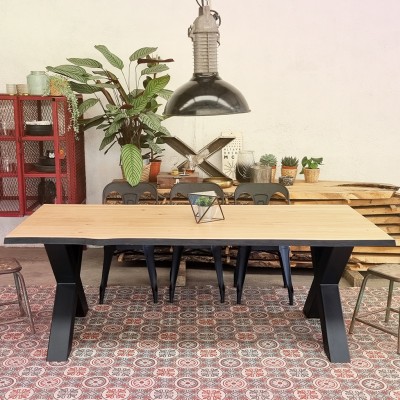 Table à manger haut de gamme en chêne massif avec pieds en X noirs – vue d’ambiance intérieure
