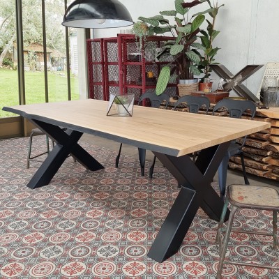 Table design en chêne massif avec piètement en X – mobilier haut de gamme français