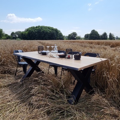 Table haut de gamme avec plateau en chêne massif et piètement en acier noir thermolaqué
