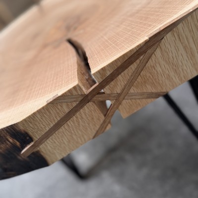 Finition brute et chant travaillé sur table d’appoint Brût