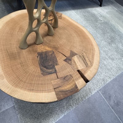 Détail du plateau en chêne massif section de tronc